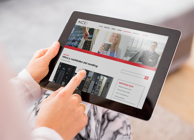 Tablet mostrando el canal de comunicación digital para profesionales del vending